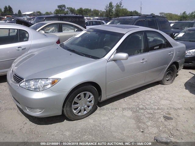 4T1BE32K55U099100 - 2005 TOYOTA CAMRY LE/XLE/SE 银色 照片 2