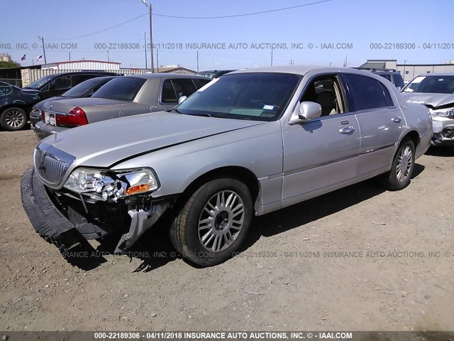 2LNHM82V78X657532 - 2008 LINCOLN TOWN CAR SIGNATURE LIMITED SILVER photo 2