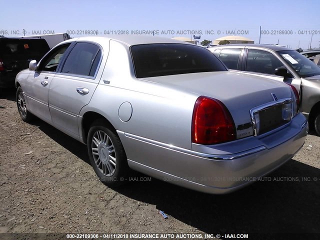 2LNHM82V78X657532 - 2008 LINCOLN TOWN CAR SIGNATURE LIMITED SILVER photo 3