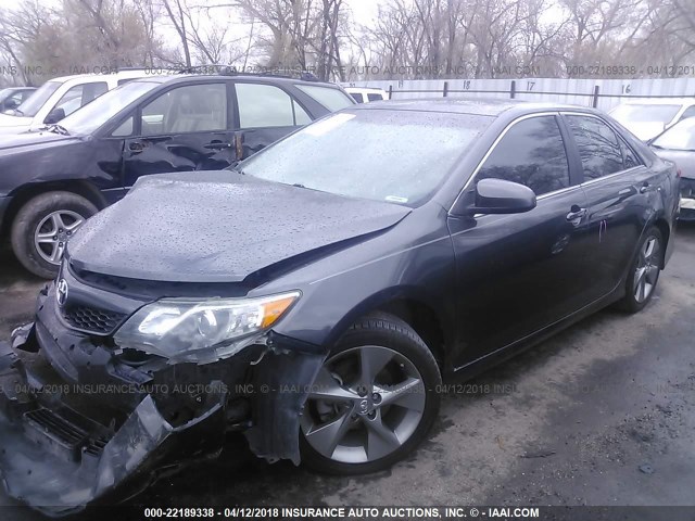 4T1BK1FK5CU014647 - 2012 TOYOTA CAMRY SE/XLE GRAY photo 2