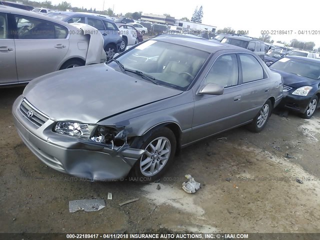 4T1BF28K81U125598 - 2001 TOYOTA CAMRY LE/XLE GRAY photo 2