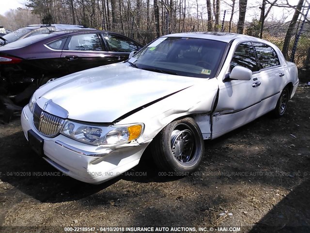 1LNHM82W71Y634721 - 2001 LINCOLN TOWN CAR SIGNATURE WHITE photo 2