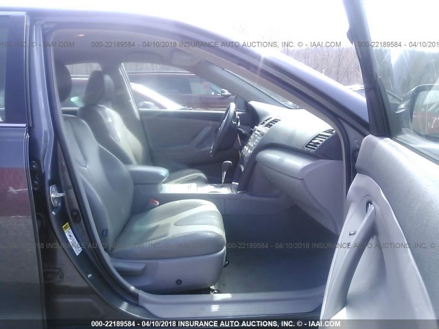 4T1BF3EK5AU507081 - 2010 TOYOTA CAMRY SE/LE/XLE GRAY photo 5