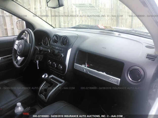 1C4NJCEA6GD703725 - 2016 JEEP COMPASS LATITUDE Weiß Foto 5