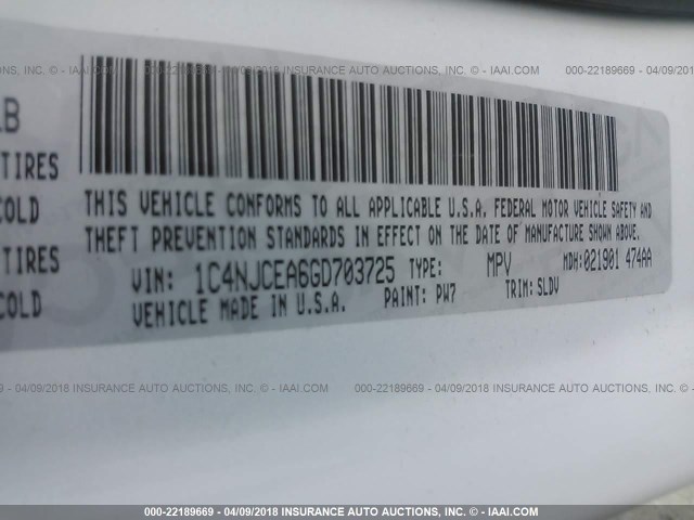 1C4NJCEA6GD703725 - 2016 JEEP COMPASS LATITUDE Weiß Foto 9