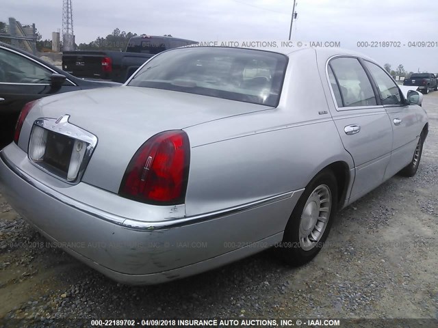 1LNHM81W6YY819208 - 2000 LINCOLN TOWN CAR EXECUTIVE SILVER photo 4