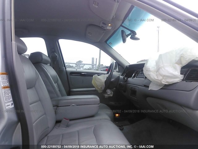 1LNHM81W6YY819208 - 2000 LINCOLN TOWN CAR EXECUTIVE SILVER photo 5