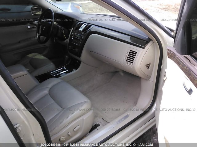 1G6KA5EY2AU121174 - 2010 CADILLAC DTS TAN photo 5