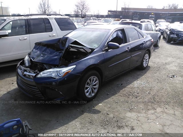 4T1BF1FK7GU520555 - 2016 TOYOTA CAMRY LE/XLE/SE/XSE BLUE photo 2