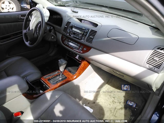 4T1BE30K45U420563 - 2005 TOYOTA CAMRY LE/XLE/SE BLUE photo 5