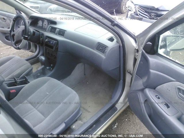 4T1BG22K11U076928 - 2001 TOYOTA CAMRY CE/LE/XLE 银色 照片 5