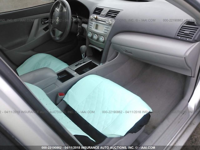 4T4BE46KX9R075449 - 2009 TOYOTA CAMRY SE/LE/XLE SILVER photo 5