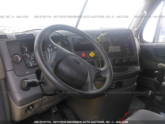 3AKJGLD63ESFS3311 - 2014 FREIGHTLINER CASCADIA 125  WHITE photo 5