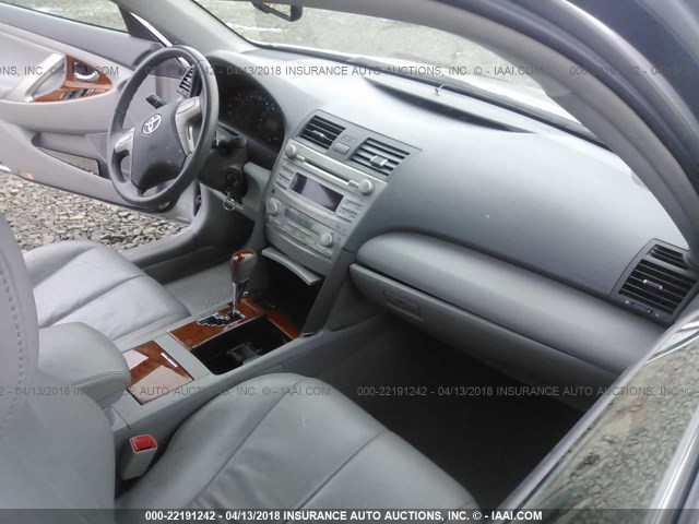 4T1BF3EK6BU650803 - 2011 TOYOTA CAMRY SE/LE/XLE SILVER photo 5