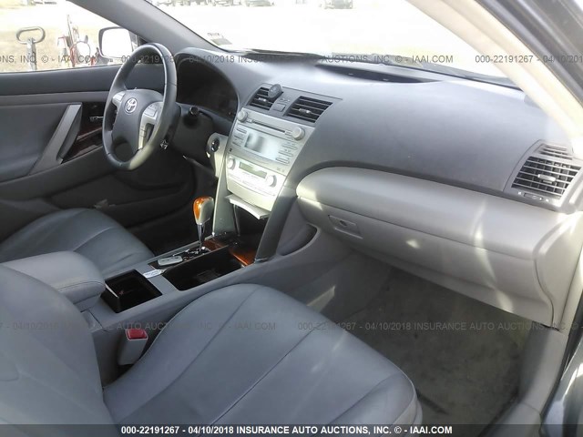 4T1BK46K88U571366 - 2008 TOYOTA CAMRY LE/XLE/SE ნაცრისფერი ფოტო 5