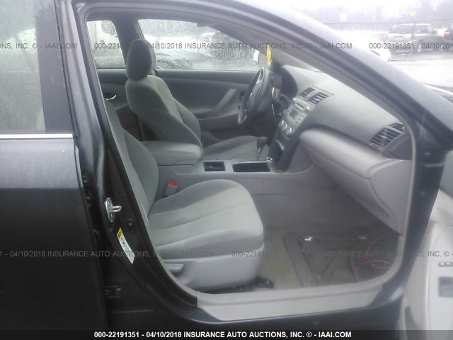 4T1BE46K49U856980 - 2009 TOYOTA CAMRY SE/LE/XLE ნაცრისფერი ფოტო 5