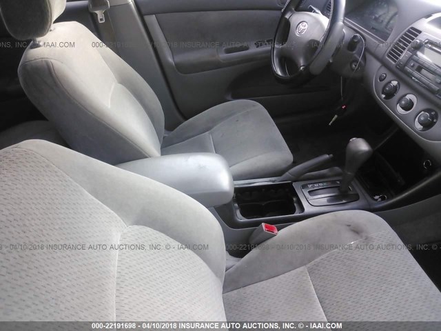 JTDBE32K420074986 - 2002 TOYOTA CAMRY LE/XLE/SE GRAY photo 5