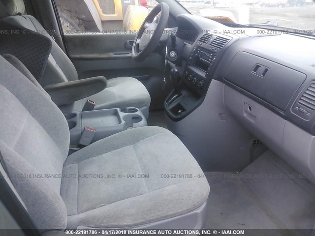 KNDUP132356762145 - 2005 KIA SEDONA EX/LX SILVER photo 5