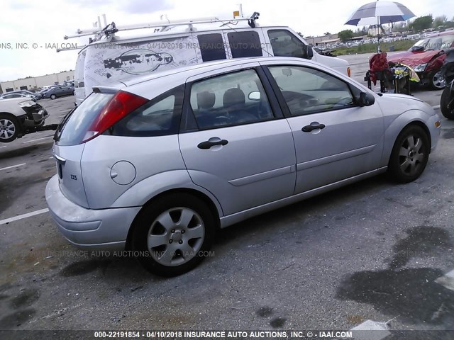 3FAFP37312R136413 - 2002 FORD FOCUS ZX5 GRAY photo 4