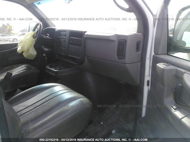 1GCGG25U961147406 - 2006 CHEVROLET EXPRESS G2500  WHITE photo 5