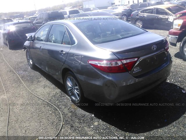 4T1BF1FK8GU593952 - 2016 TOYOTA CAMRY LE/XLE/SE/XSE GRAY photo 3