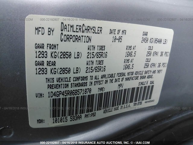 1D4GP45R06B571870 - 2006 DODGE CARAVAN SXT SILVER photo 9