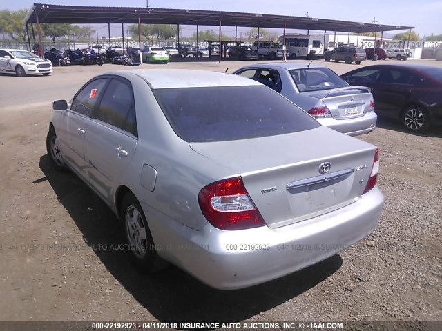 4T1BF32K32U523737 - 2002 TOYOTA CAMRY LE/XLE/SE SILVER photo 3