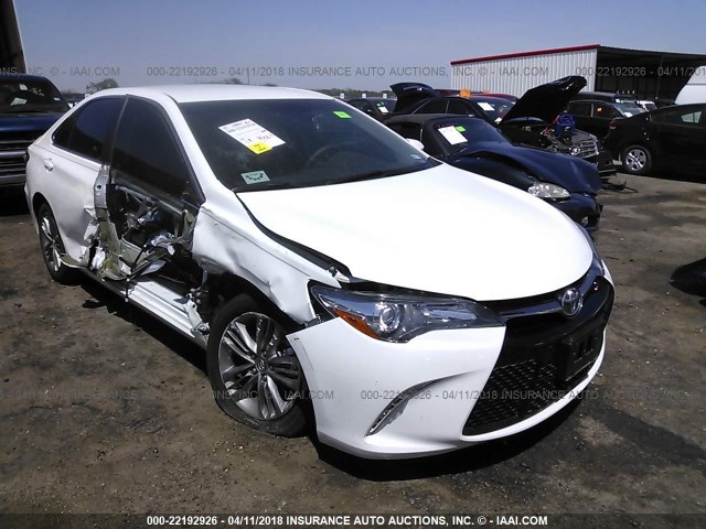 4T1BF1FK5HU411965 - 2017 TOYOTA CAMRY LE/XLE/SE/XSE WHITE photo 1