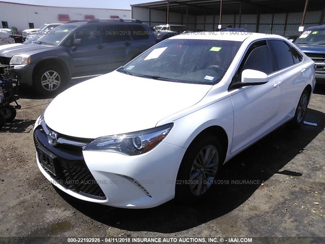 4T1BF1FK5HU411965 - 2017 TOYOTA CAMRY LE/XLE/SE/XSE WHITE photo 2