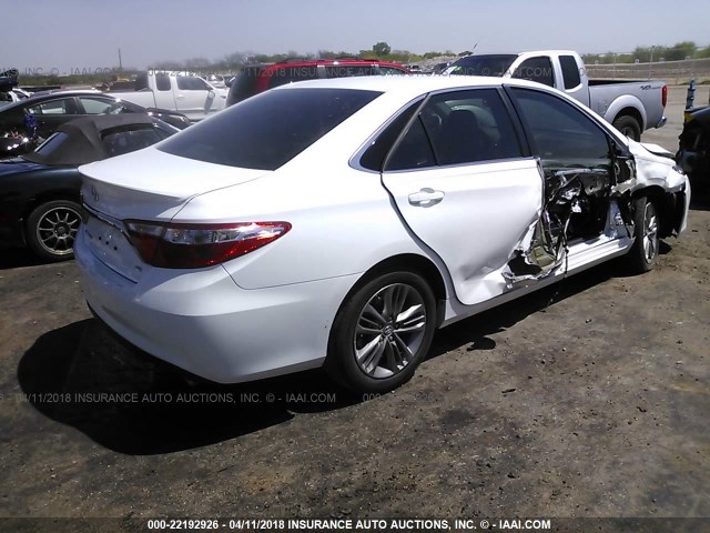 4T1BF1FK5HU411965 - 2017 TOYOTA CAMRY LE/XLE/SE/XSE WHITE photo 4