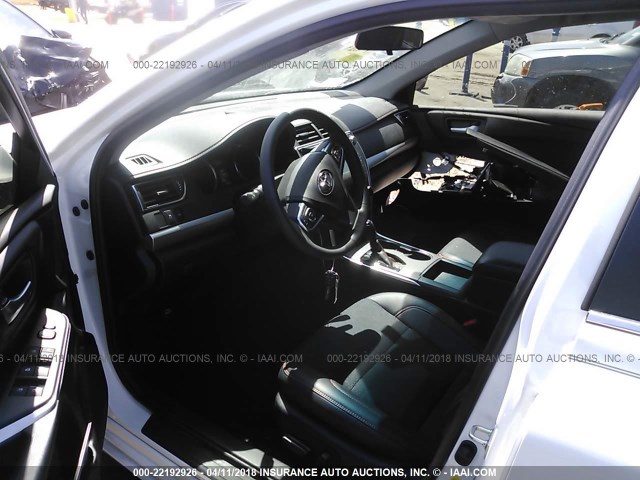 4T1BF1FK5HU411965 - 2017 TOYOTA CAMRY LE/XLE/SE/XSE WHITE photo 5