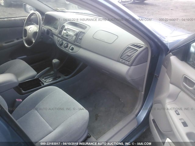 JTDBE32K630167879 - 2003 TOYOTA CAMRY LE/XLE BLUE photo 5