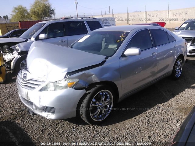 4T4BF3EK2BR117417 - 2011 TOYOTA CAMRY SE/LE/XLE SILVER photo 2