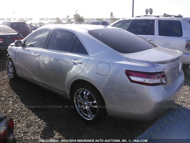 4T4BF3EK2BR117417 - 2011 TOYOTA CAMRY SE/LE/XLE SILVER photo 3