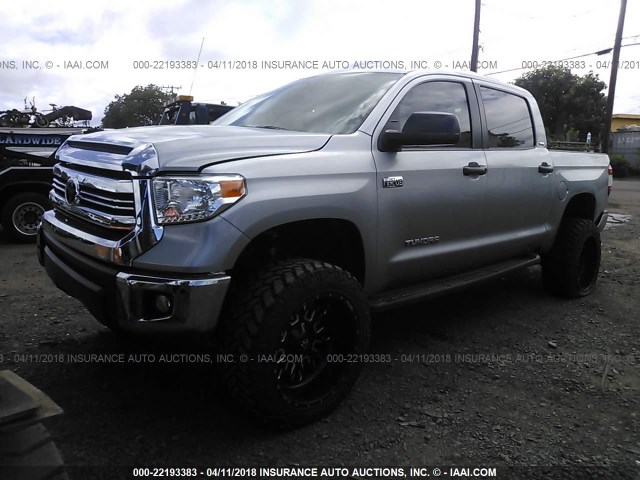 5TFDY5F12HX658123 - 2017 TOYOTA Tundra CREWMAX SR5/TRD PRO SILVER photo 2