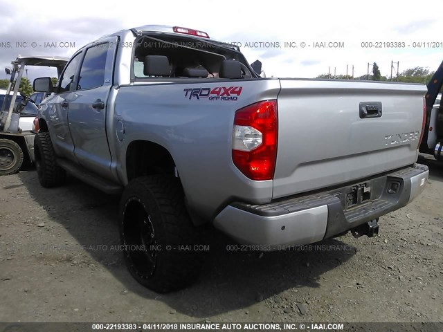 5TFDY5F12HX658123 - 2017 TOYOTA Tundra CREWMAX SR5/TRD PRO SILVER photo 3