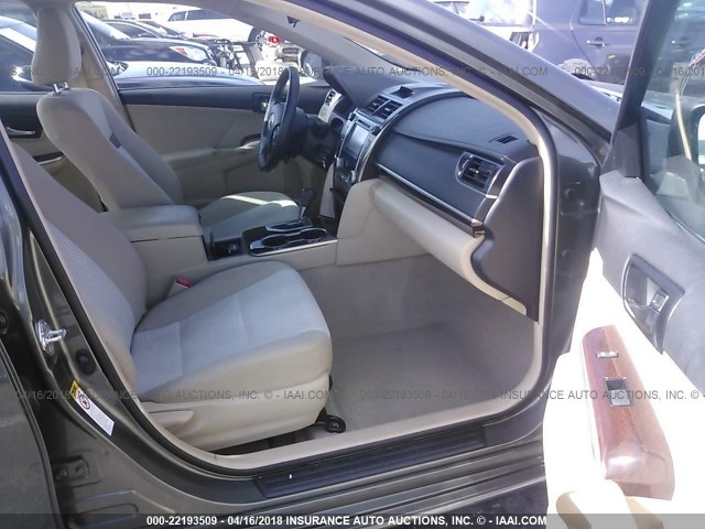 4T1BF1FK4CU593313 - 2012 TOYOTA CAMRY SE/LE/XLE Серый фото 5