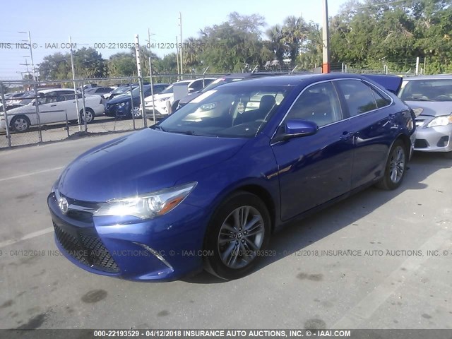 4T1BF1FKXFU885388 - 2015 TOYOTA CAMRY LE/XLE/SE/XSE BLUE photo 2