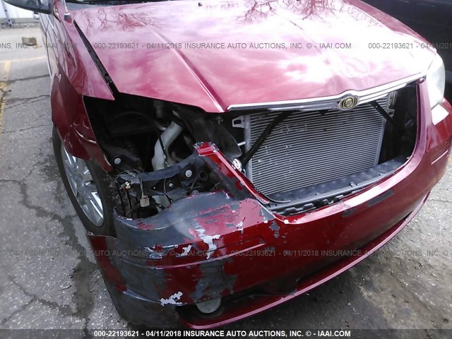 2A8HR64X28R826944 - 2008 CHRYSLER TOWN & COUNTRY LIMITED RED photo 6