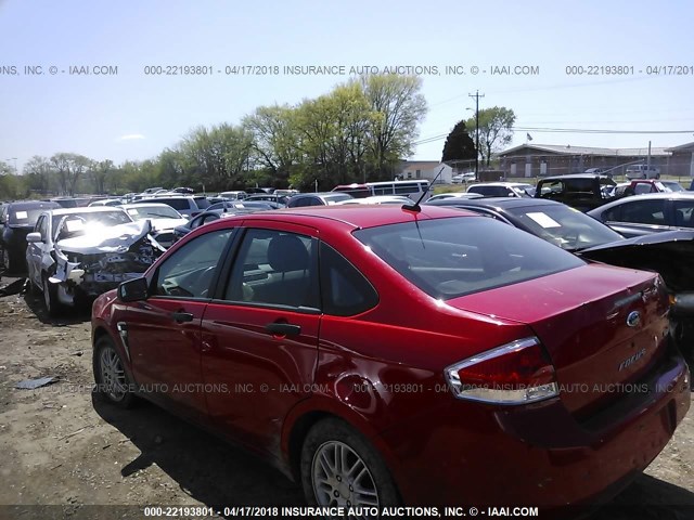 1FAHP35N88W256230 - 2008 FORD FOCUS SE/SEL/SES RED photo 3