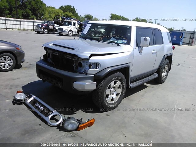 JTEZU11F970007099 - 2007 TOYOTA FJ CRUISER SILVER photo 2