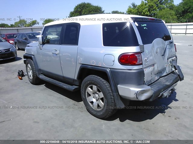 JTEZU11F970007099 - 2007 TOYOTA FJ CRUISER SILVER photo 3