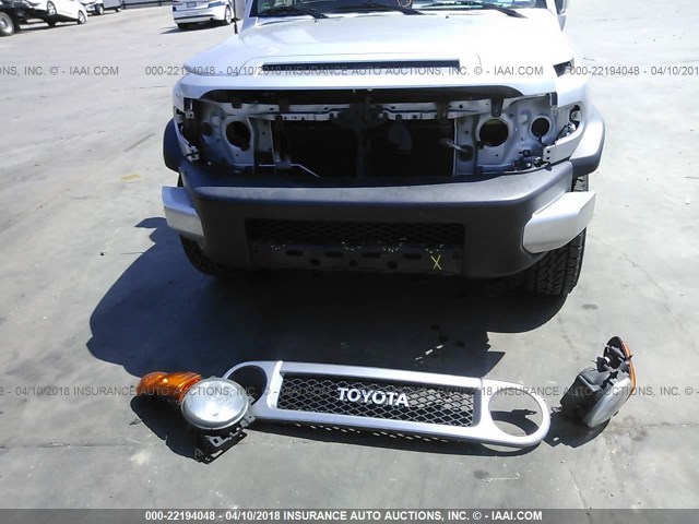 JTEZU11F970007099 - 2007 TOYOTA FJ CRUISER SILVER photo 6