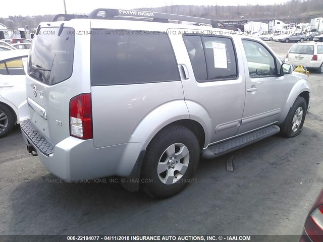 5N1AR18W06C641404 - 2006 NISSAN PATHFINDER LE/SE/XE SILVER photo 4