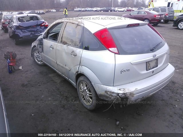 3FAFP37Z14R111423 - 2004 FORD FOCUS ZX5 SILVER photo 3