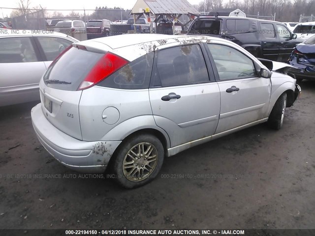 3FAFP37Z14R111423 - 2004 FORD FOCUS ZX5 SILVER photo 4