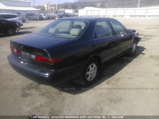 4T1BG28K4WU358687 - 1998 TOYOTA CAMRY CE/LE/XLE შავი ფოტო 4