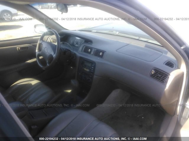 4T1BG28K4WU358687 - 1998 TOYOTA CAMRY CE/LE/XLE შავი ფოტო 5
