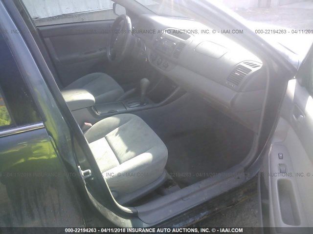 4T1BE32KX2U532387 - 2002 TOYOTA CAMRY LE/XLE/SE ნაცრისფერი ფოტო 5