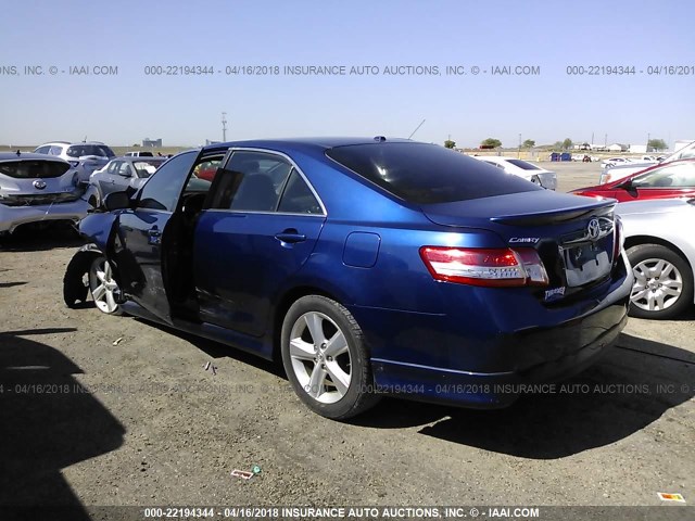 4T1BF3EK3BU674881 - 2011 TOYOTA CAMRY SE/LE/XLE BLUE photo 3
